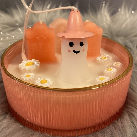 BNWT CUPCAKES & CASHMERE Pink Floral Ghost Viral Halloween Candle - Picture 4 of 5